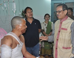 The Governor of Arunachal Pradesh Shri JP Rajkhowa interacting with  Shri Tadung Tachang, in Ramakrishna Mission Hospital, Itanagar on 7th June 2015, who is injured persons in the violence incident at Behali, Assam. 